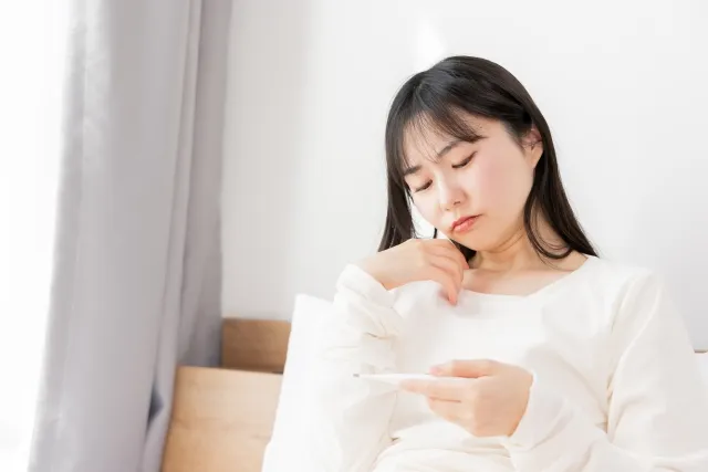 患者がスマホで受付する様子